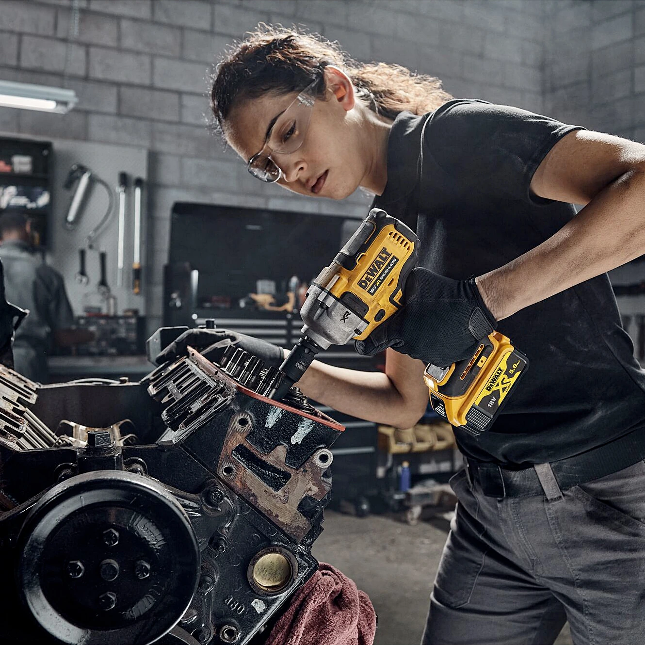 Dewalt 18V XR Li-ion 3 Speed Cordless Impact Wrench with Brushless Motor & 2x 5Ah Batteries, DCF892P2T-QW