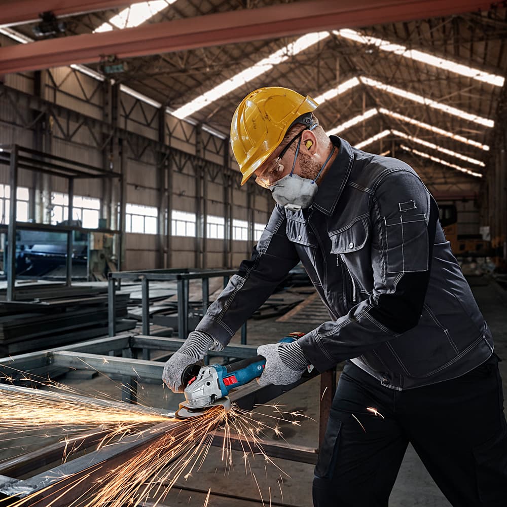 Bosch 100 mm / 4 inch 18V Professional Cordless Angle Grinder with 2 x 4.0Ah Batteries & Quick Charger, GWS 18V-8