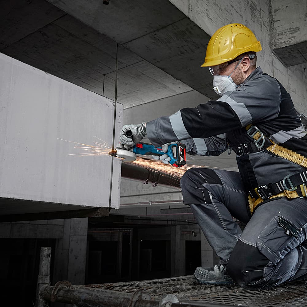 Bosch 100 mm / 4 inch 18V Professional Cordless Angle Grinder with 2 x 4.0Ah Batteries & Quick Charger, GWS 18V-8