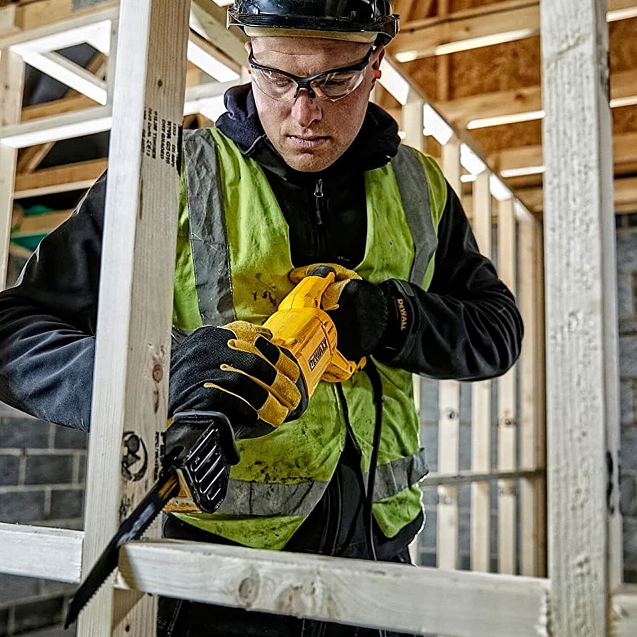 Dewalt 1100W / 29mm Corded Electric Variable Speed Reciprocating Saw with Heavy Duty carry Case, DWE305PK-QS