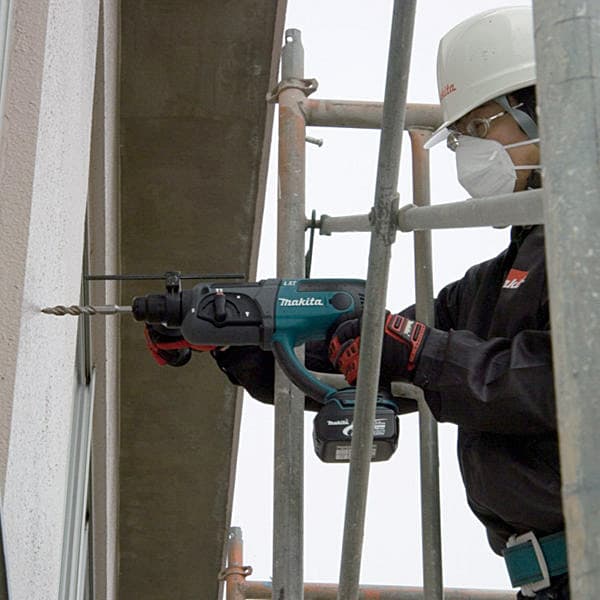 Makita 18V LXT Li-Ion / 20 mm (13/16") SDS-PLUS Cordless Combination Hammer with Rapid Charger & 1 Pcs 3.0Ah Battery, DHR202RFE