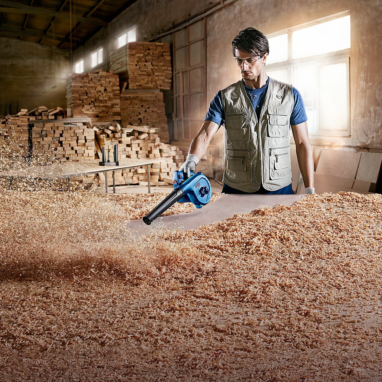 Bosch 820W Professional Blowers with Dust Extraction, GBL 82-270