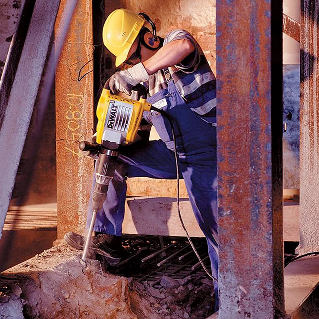 Dewalt 1600W 10kg SDS-Max Demolition Hammer 25 J Impact Energy with Active Vibration Control-Perform & Protect Shield, D25901K-IN