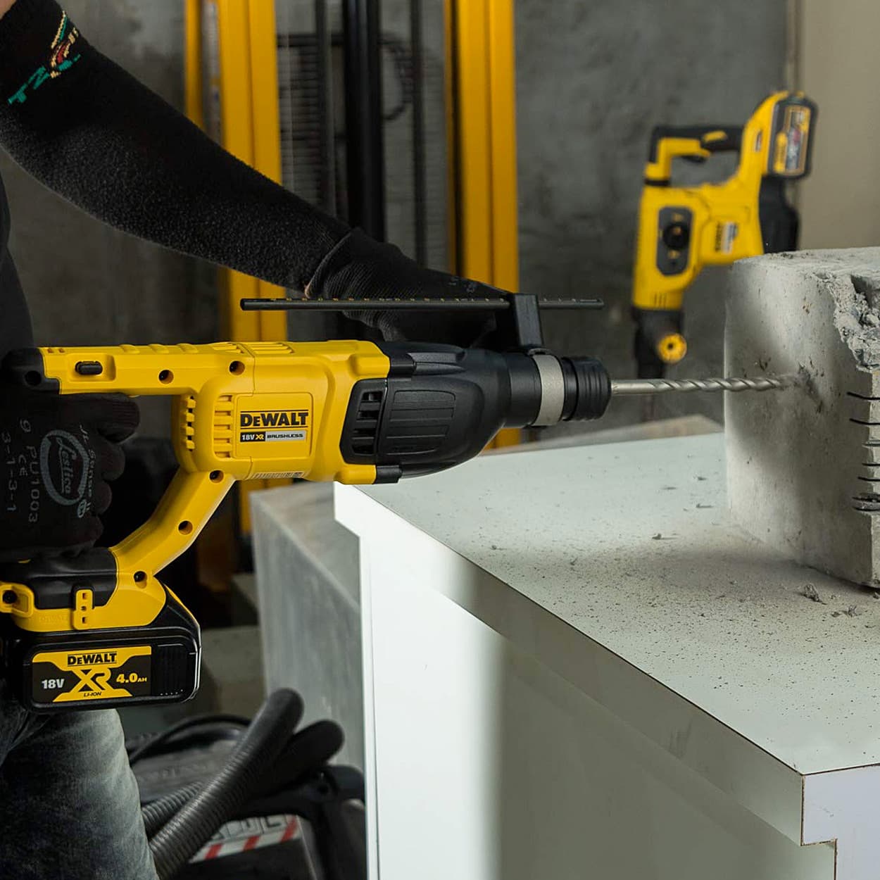 Dewalt 18V Li-ion 26mm SDS-Plus 3-Mode Cordless Hammer with Brushless Motor & 1x4.0Ah Battery, DCH133M1-QW