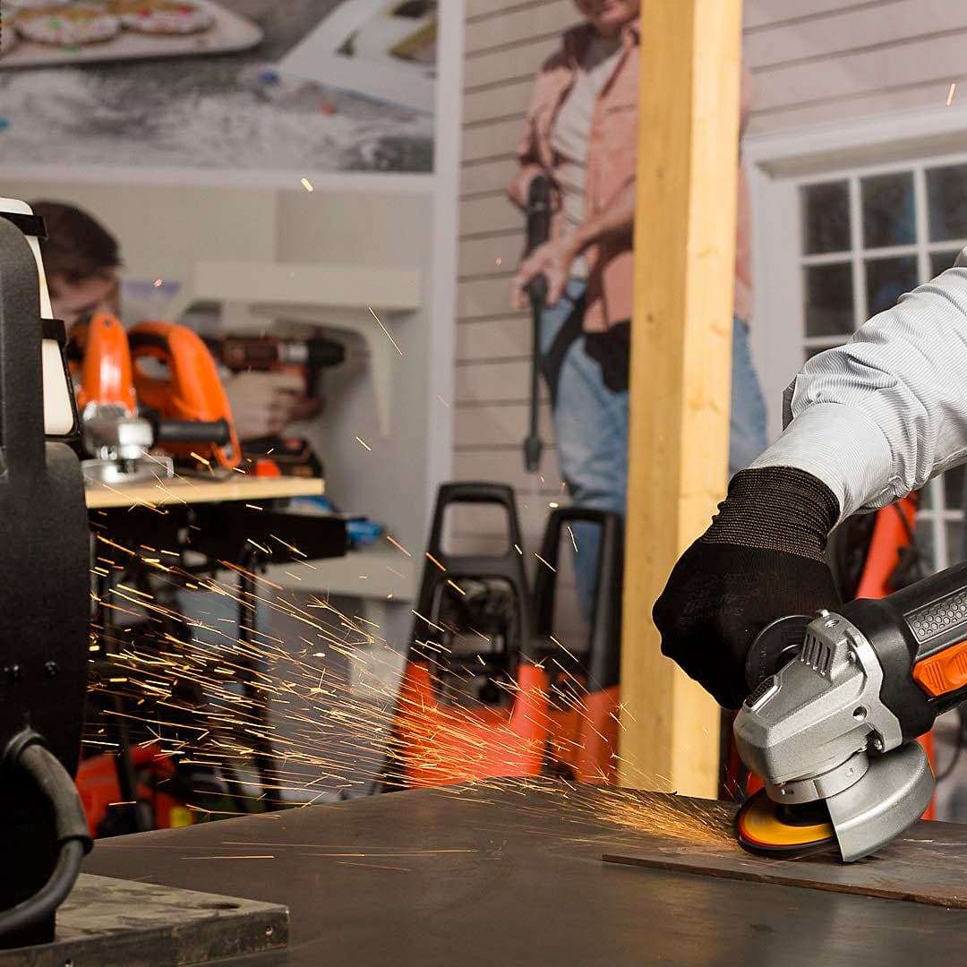 Black+Decker 820W /100mm Small Angle Grinder (Red & Black), G720R-IN