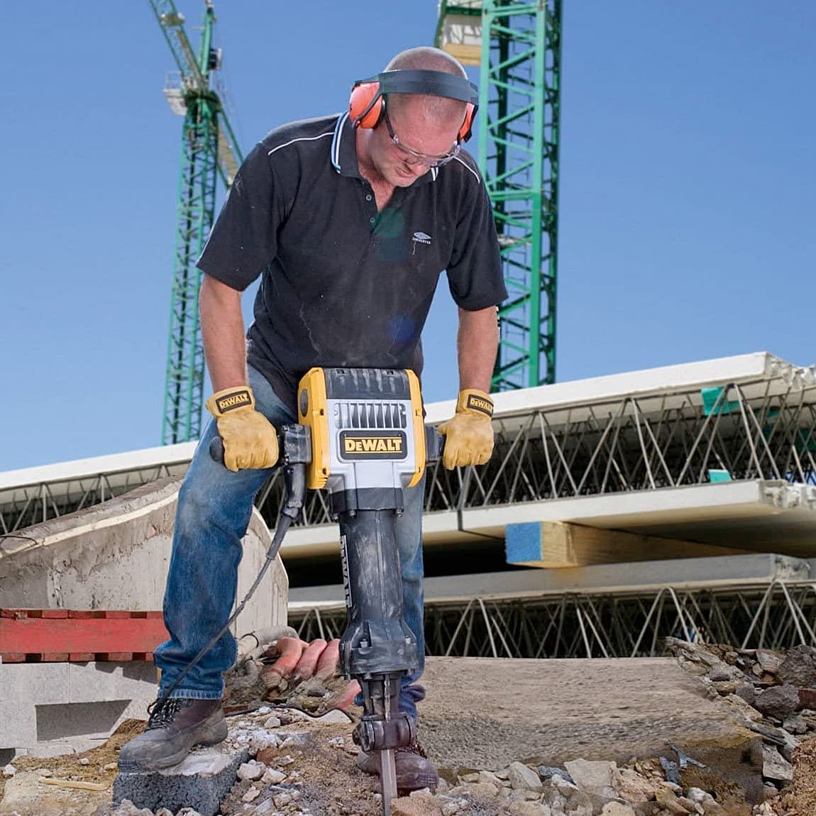 Dewalt 2100W 28mm 960 Beats/min Demolition Breaker with Active Vibration Control Includes Stand Chisel-Perform & Protect Shield, D25981K-QS