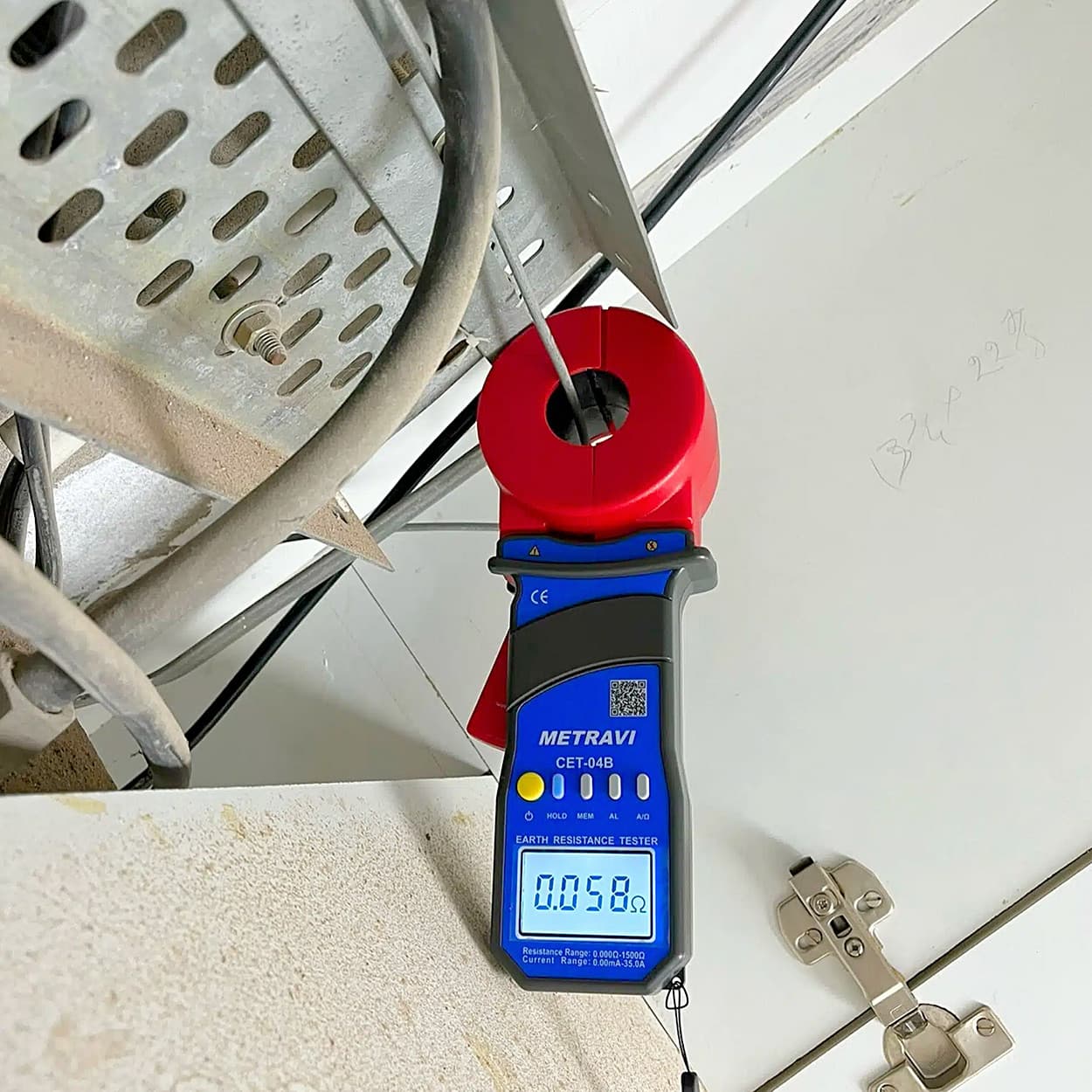 Metravi 4 Digits / 0.01Ohm - 1500Ohm Clamp-On Earth & Ground Resistance Tester With Bluetooth (Leakage Current Measurement Up To 35A), CET-04B