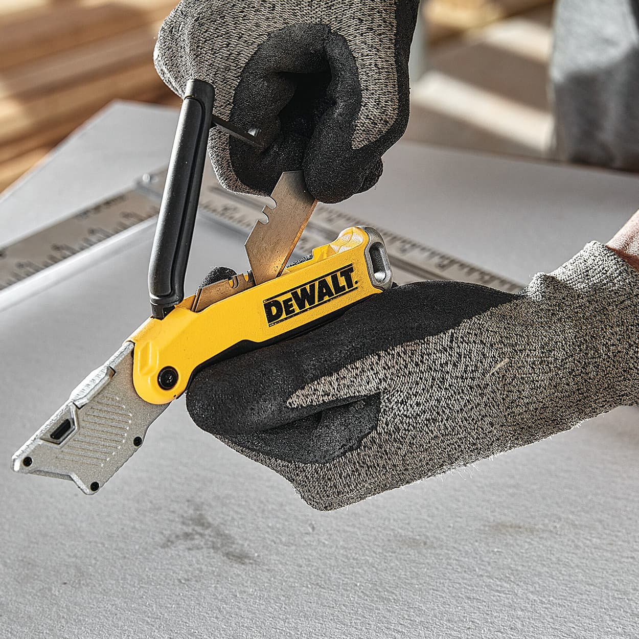Dewalt 61 mm Folding Fixed Blade Utility Knife With 5 Replaceable Blades, DWHT10429-0