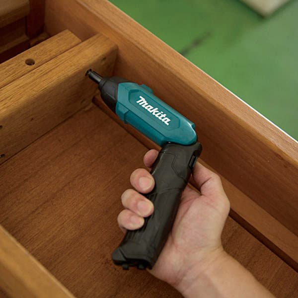 Makita 3.6V Li-Ion 6.0 N·m Cordless In-Line Screwdriver with Built-In Battery, DF001DW