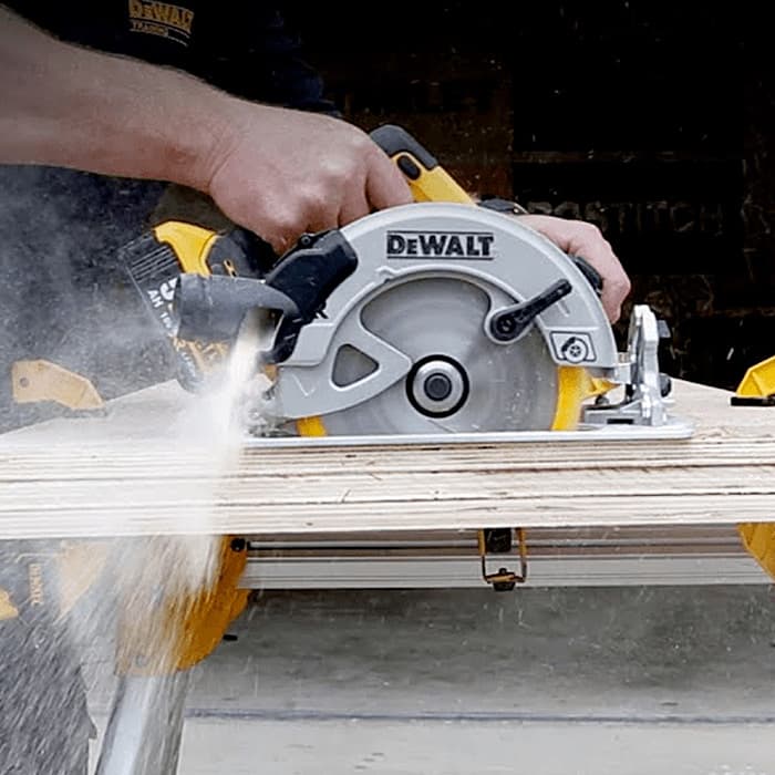 Dewalt 18V / 184mm XR Li-ion Cordless Brushless Kitted Circular Saw with 2x5.0Ah Batteries Included, DCS570P2-QW