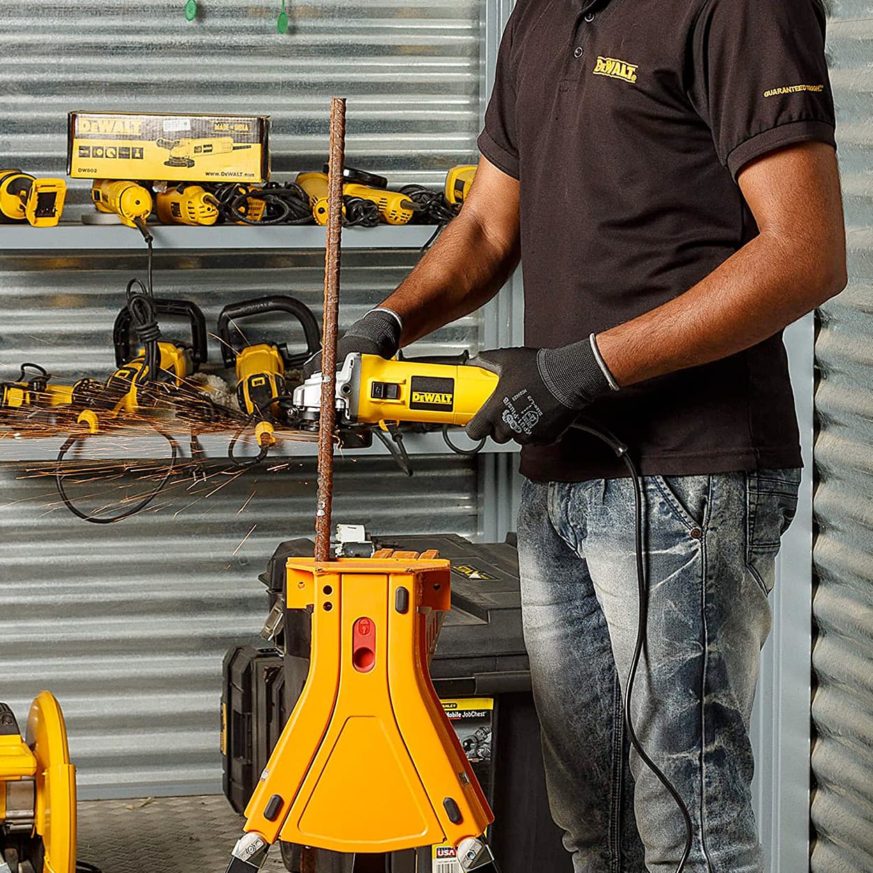Dewalt 850W / 100mm Heavy Duty Small Angle Grinder with Slider Switch, DW802-IN