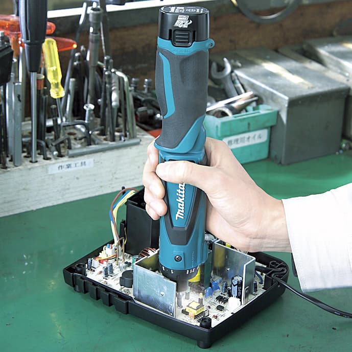Makita 7.2V LXT Li-Ion 5.6 Nm Cordless Drill Driver (Two-Position) with Charger & 2 Pcs 1.5Ah Batteries, DF010DSE