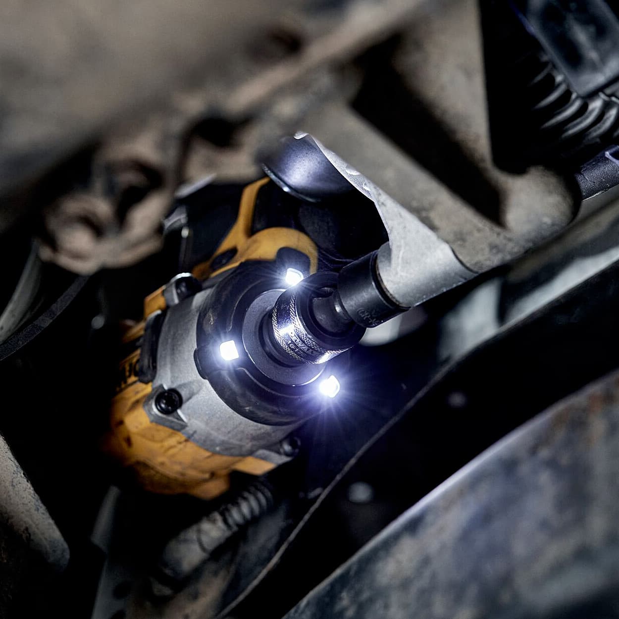 Dewalt 18V / 12.7 mm XR Cordless Brushless Compact Detent Pin Anvil Impact Wrench With 2x4.0 Ah Batteries & Charger, DCF922M2-B1