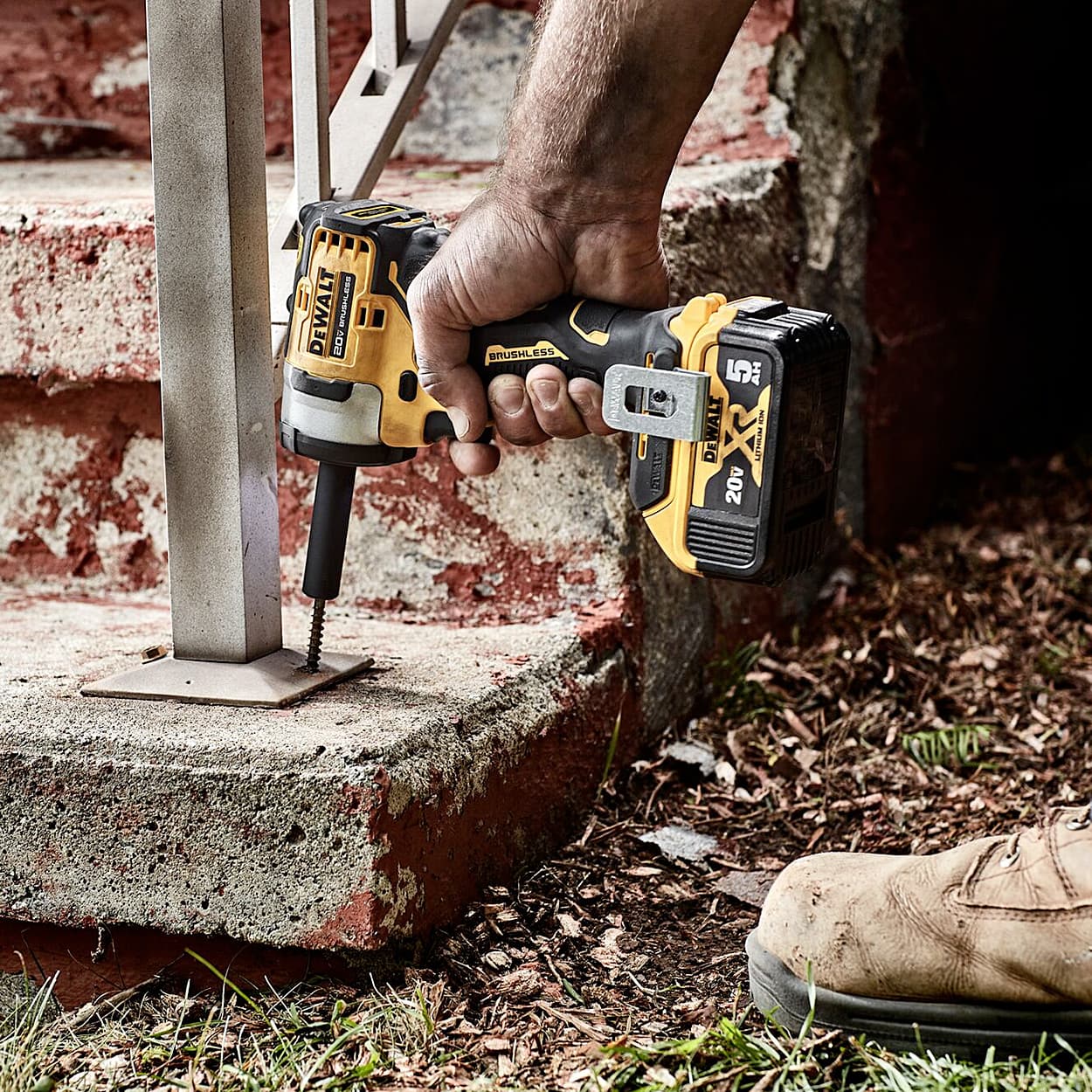 Dewalt 20V / 12.7 mm Cordless Brushless Impact Wrench With 2x5.0 Ah Batteries, Charger & Hog Ring Anvil Kit, DCF911P2-IN