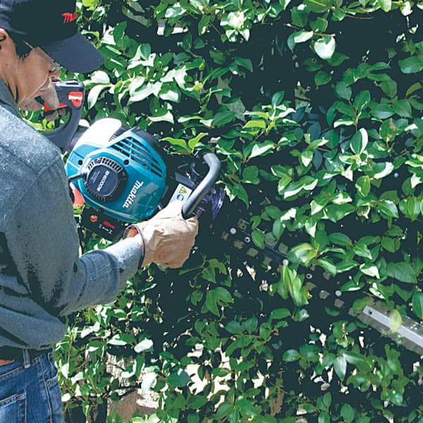 Makita 60 cm (23-5/8") 2-Stroke Hedge Trimmer with Catalytic Converter, EH6000W