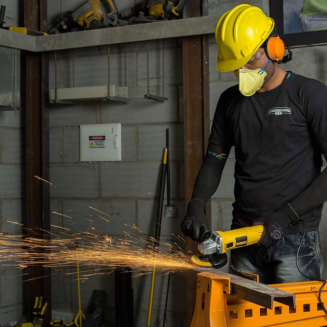 Dewalt 125mm / 5 inch 950W Medium Angle Grinder Slide Switch with Variable Speed, DWE4119-IN