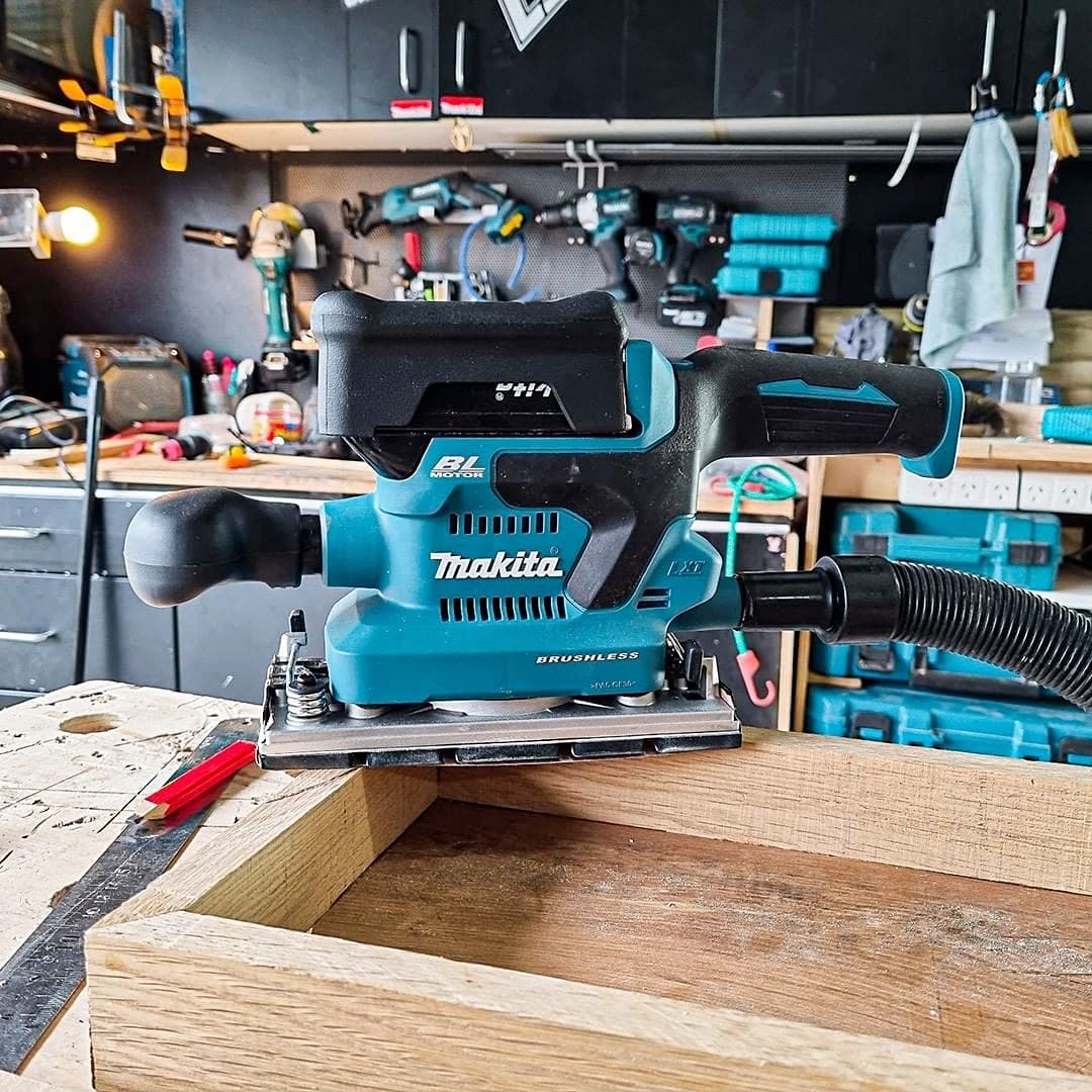 Makita 18V LXT BL 1/3 Sheet Cordless Finishing Sander with Rapid Charger & 2 Pcs 5.0Ah Batteries, DBO381RTJ