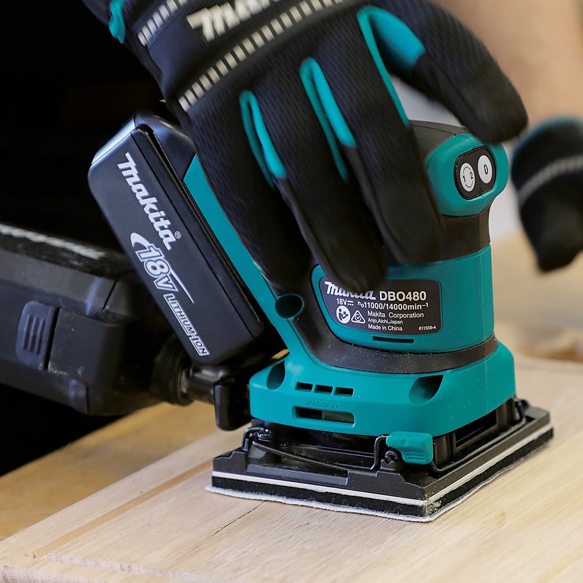 Makita 18V LXT Li-ion 1/4 Sheet Cordless Finishing Sander with Rapid Charger & 2 Pcs 5.0Ah Batteries, DBO480RTJ