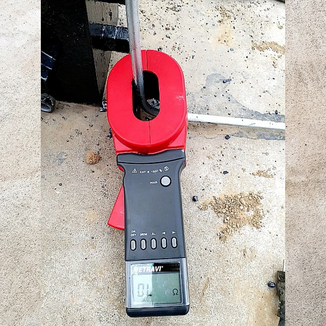 Metravi 4 Digits / 0.01Ohm - 1500Ohm Resistance Range Clamp On Ground Resistance Tester With Long Elliptical Jaw, CET-02