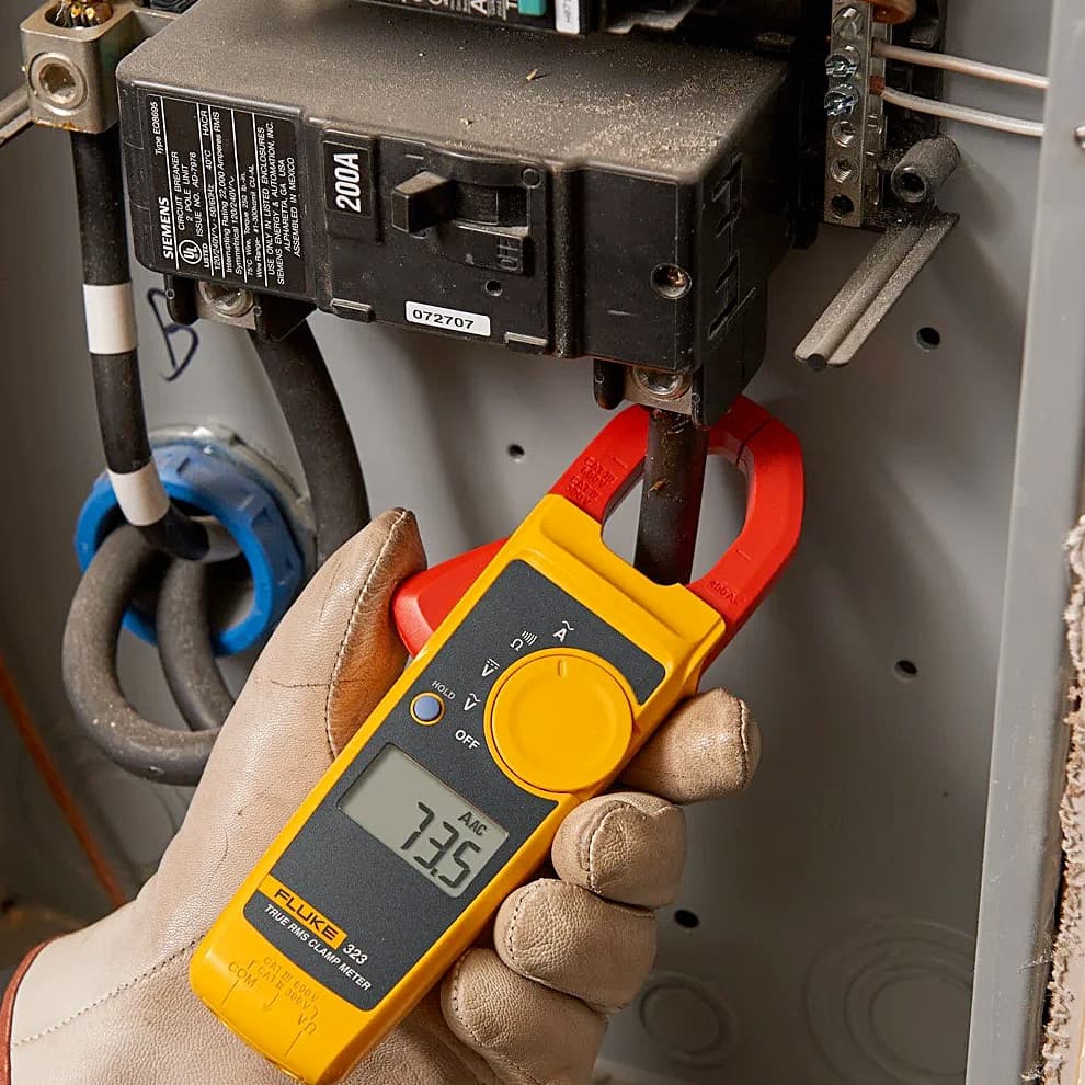 Fluke 323 400A True-RMS Clamp Meter