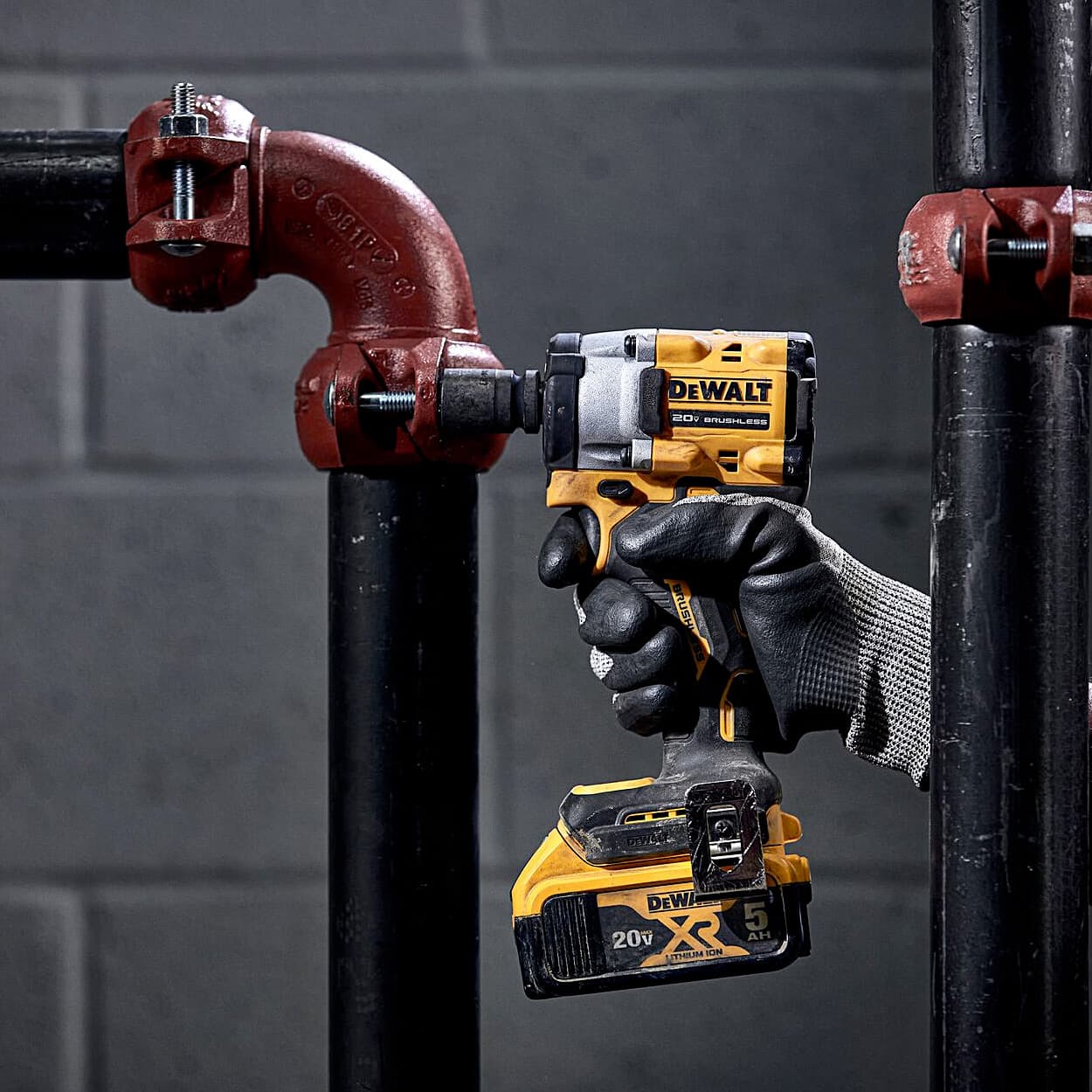 Dewalt 18V / 12.7 mm XR Cordless Brushless Compact Detent Pin Anvil Impact Wrench With 2x4.0 Ah Batteries & Charger, DCF922M2-B1