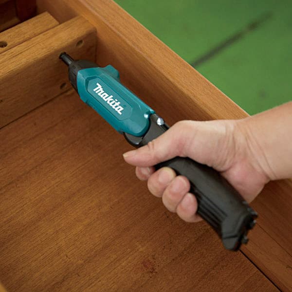 Makita 3.6V Li-Ion 6.0 N·m Cordless In-Line Screwdriver with Built-In Battery, DF001DW