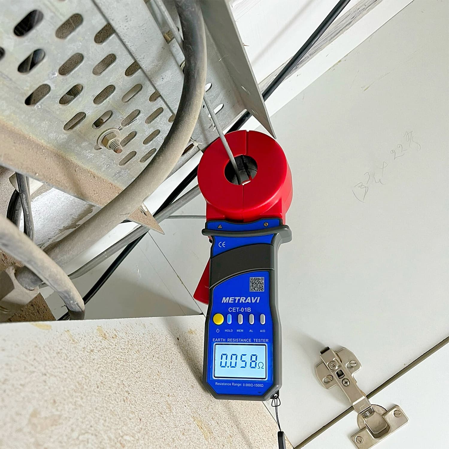 Metravi 4 Digits / 0.01 Ohm - 1500 Ohm Resistance Range Clamp-On Ground Resistance Tester with Bluetooth, CET-01B