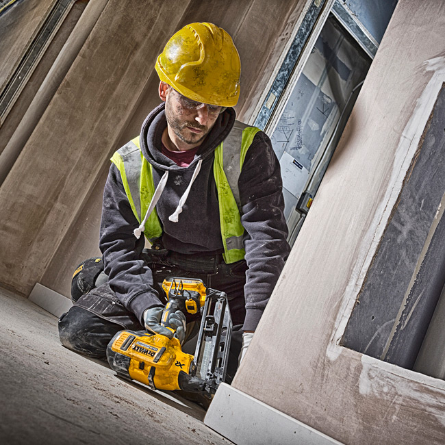 Dewalt 18V XR Li-ion Cordless 110 Nail Capacity Nailer with Brushless Motor & 2x2.0Ah batteries Included, DCN660D2-QW