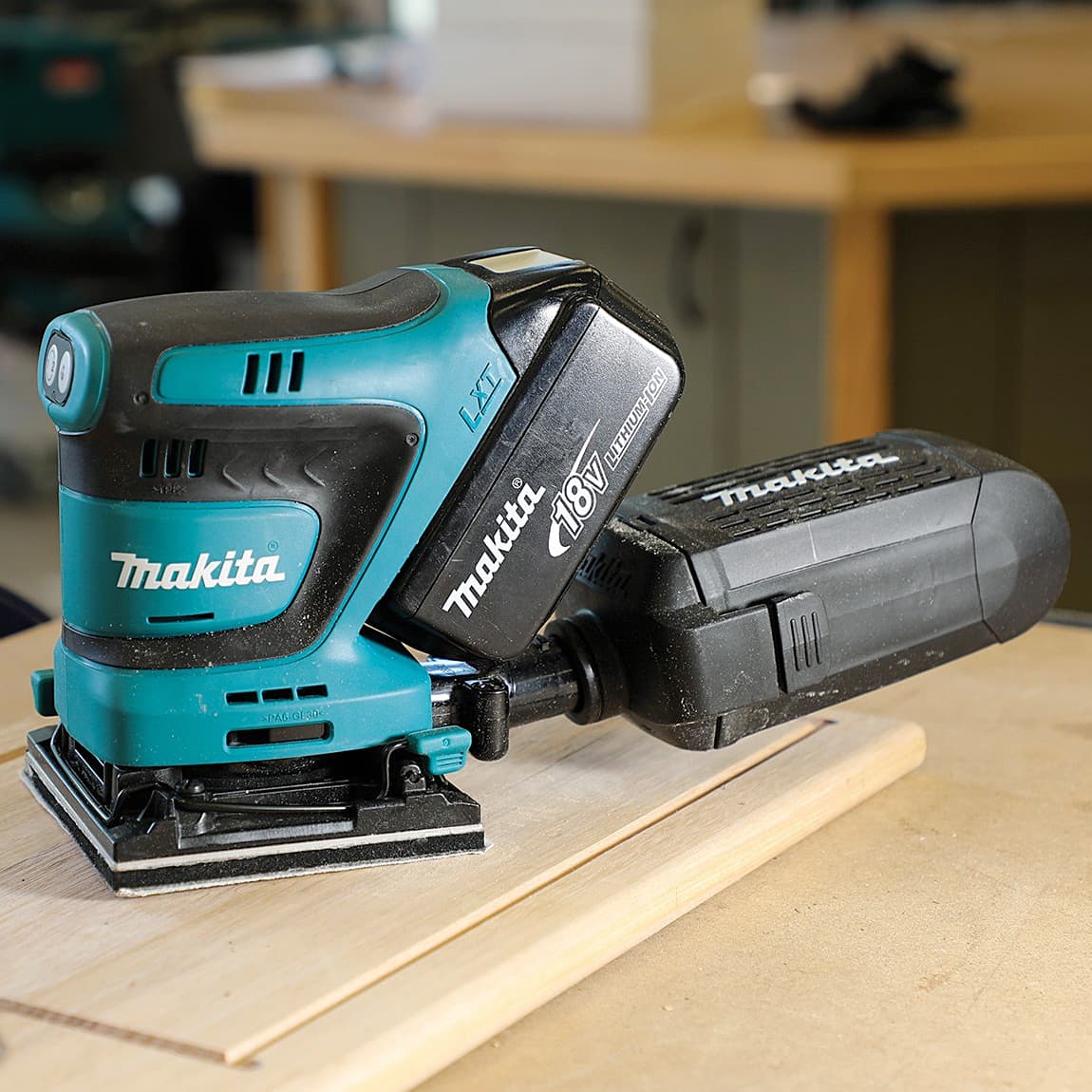 Makita 18V LXT Li-ion 1/4 Sheet Cordless Finishing Sander with Rapid Charger & 2 Pcs 5.0Ah Batteries, DBO480RTJ