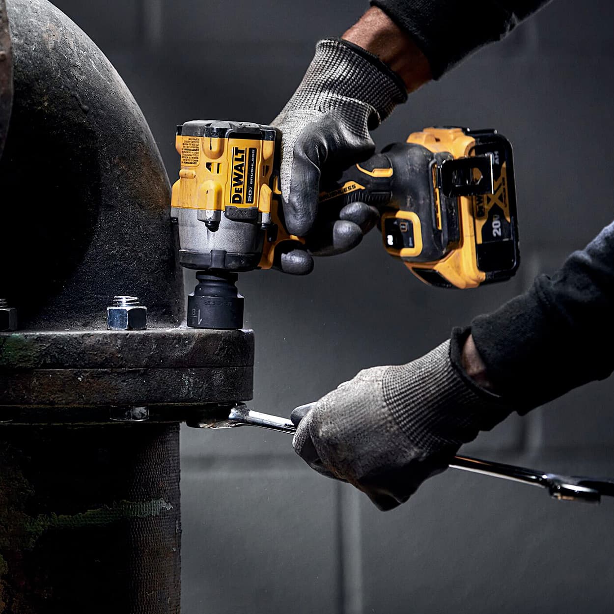 Dewalt 18V / 12.7 mm XR Cordless Brushless Compact Detent Pin Anvil Impact Wrench With 2x4.0 Ah Batteries & Charger, DCF922M2-B1