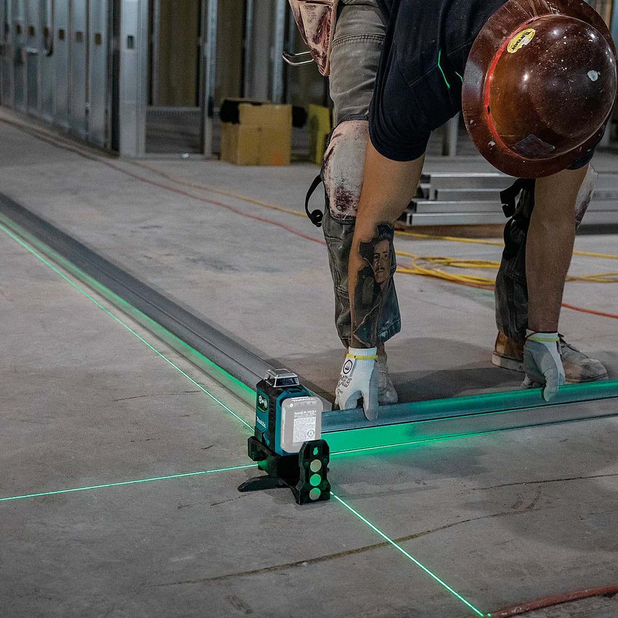 Makita 12V max CXT Li-Ion Rechargeable Green Multi Line Laser, SK700GD