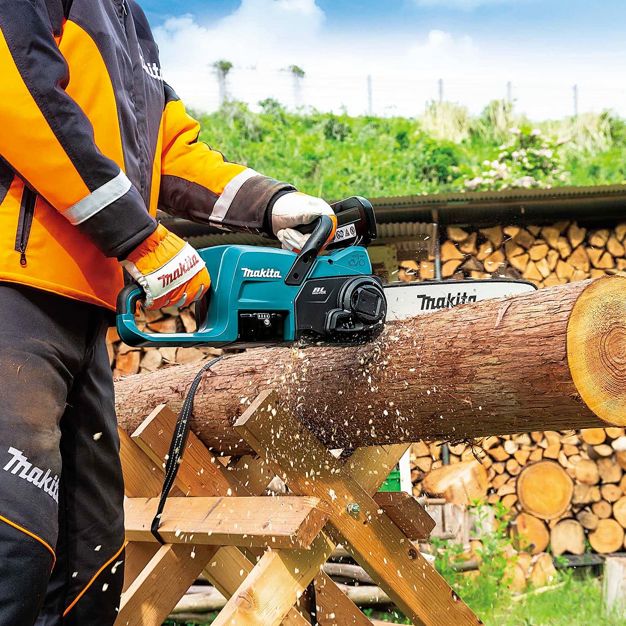 Makita 18V LXT BL 35 cm (14") Cordless Chain Saw with Rapid Charger & 1 Pcs 5.0Ah Battery, DUC357RT