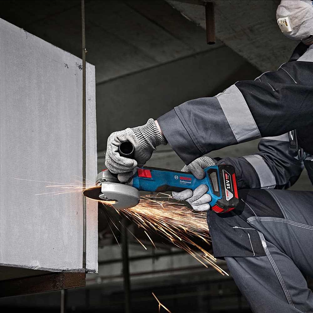 Bosch 100 mm / 4 inch 18V Professional Cordless Angle Grinder with 2 x 4.0Ah Batteries & Quick Charger, GWS 18V-8