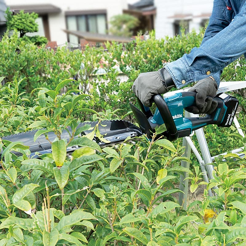 Makita 18V LXT BL 60 cm (23-5/8") Cordless Hedge Trimmer with Rapid Charger & 1 Pcs 5.0Ah Battery, DUH606RT