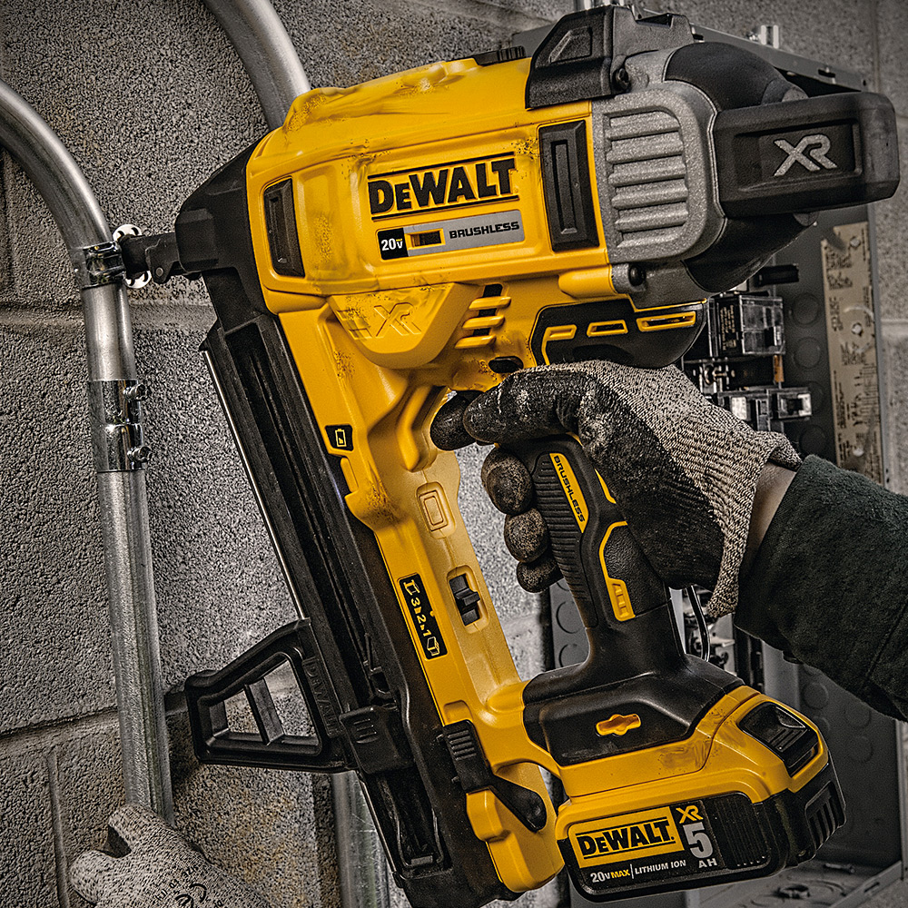 Dewalt 18V XR Li-ion Cordless 30 Nail Capacity Nailer with Brushless Motor & 2x5.0Ah Batteries Included, DCN890P2