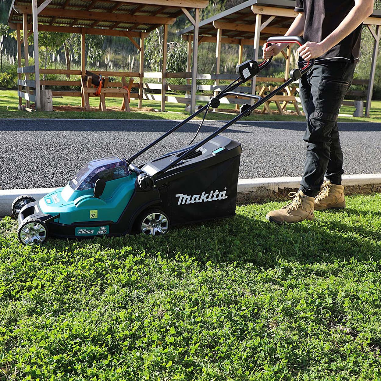 Makita 18V X2 (36V) LXT Li-ion 43 cm Cordless Lawn Mower with Rapid Charger & 2 Pcs 5.0Ah Batteries, DLM432CT2