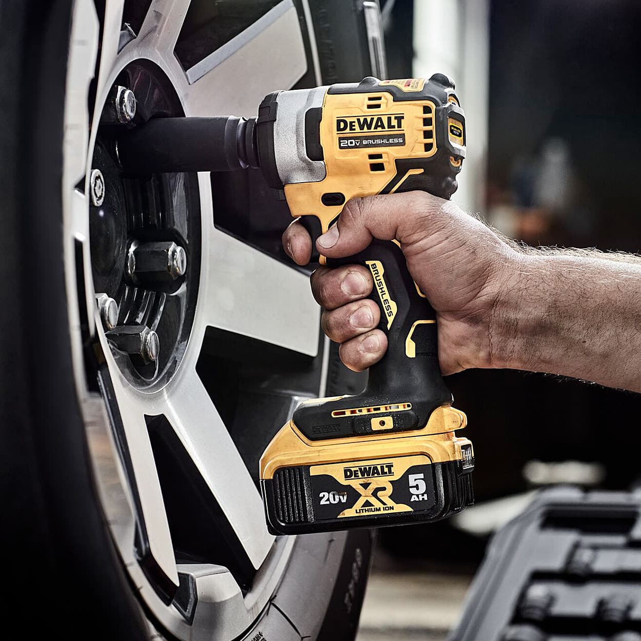 Dewalt 20V / 12.7 mm Cordless Brushless Impact Wrench With 2x5.0 Ah Batteries, Charger & Hog Ring Anvil Kit, DCF911P2-IN